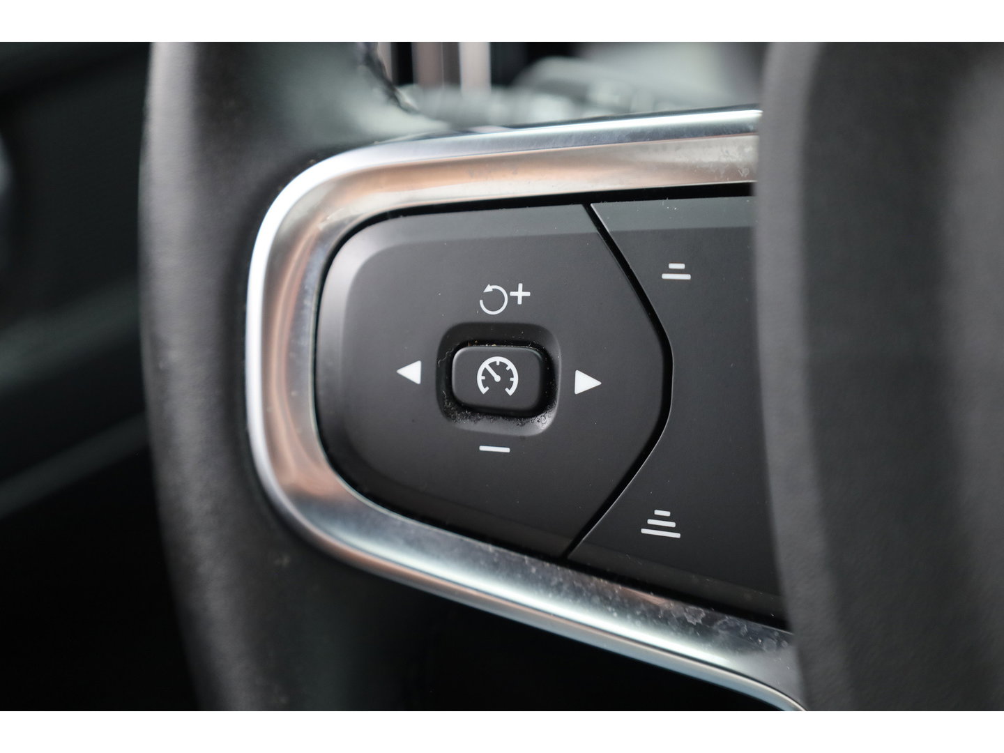 Volvo XC40 2.0 B3 Essential | Apple CarPlay & Android Auto | Cruise | PDC V+A | Stoel-Stuurverw. | Camera | 19"