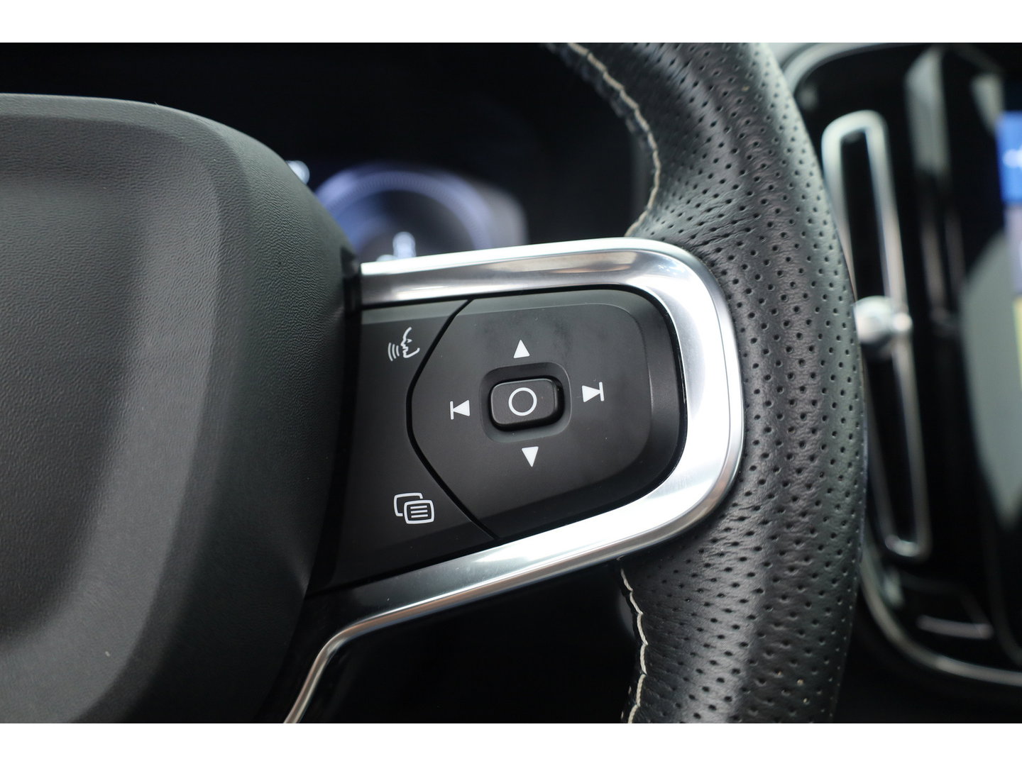 Volvo XC40 1.5 T5 Recharge R-Design | SOH 88.2% | Pano | Trekhaak | Memory | Leder | 360cam | Adapt. Cruise | Stoel-Stuurverw.
