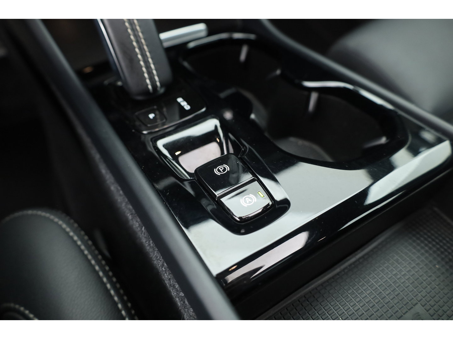 Volvo XC40 1.5 T5 Recharge R-Design | SOH 88.2% | Pano | Trekhaak | Memory | Leder | 360cam | Adapt. Cruise | Stoel-Stuurverw.