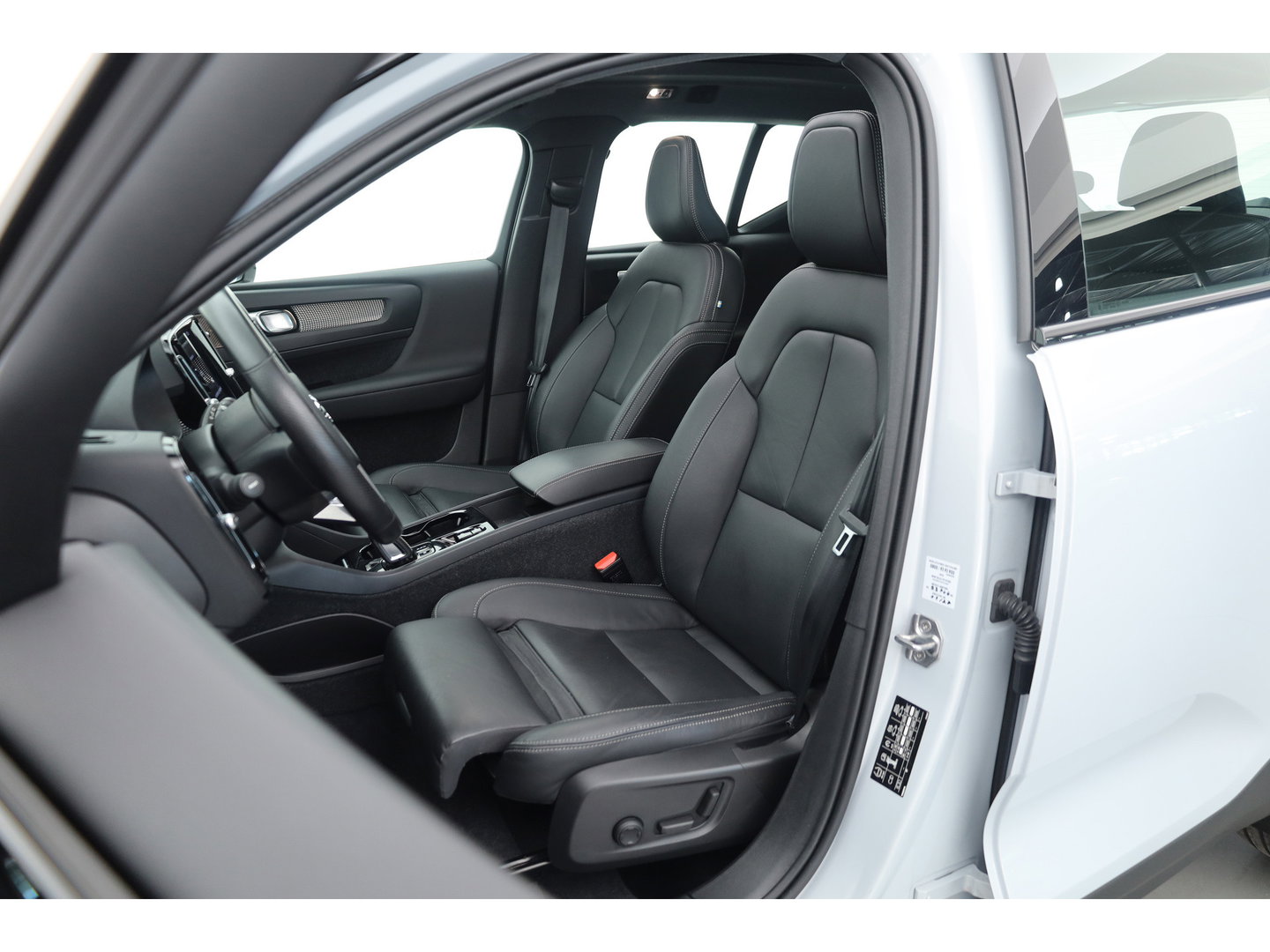 Volvo XC40 1.5 T5 Recharge R-Design | SOH 88.2% | Pano | Trekhaak | Memory | Leder | 360cam | Adapt. Cruise | Stoel-Stuurverw.