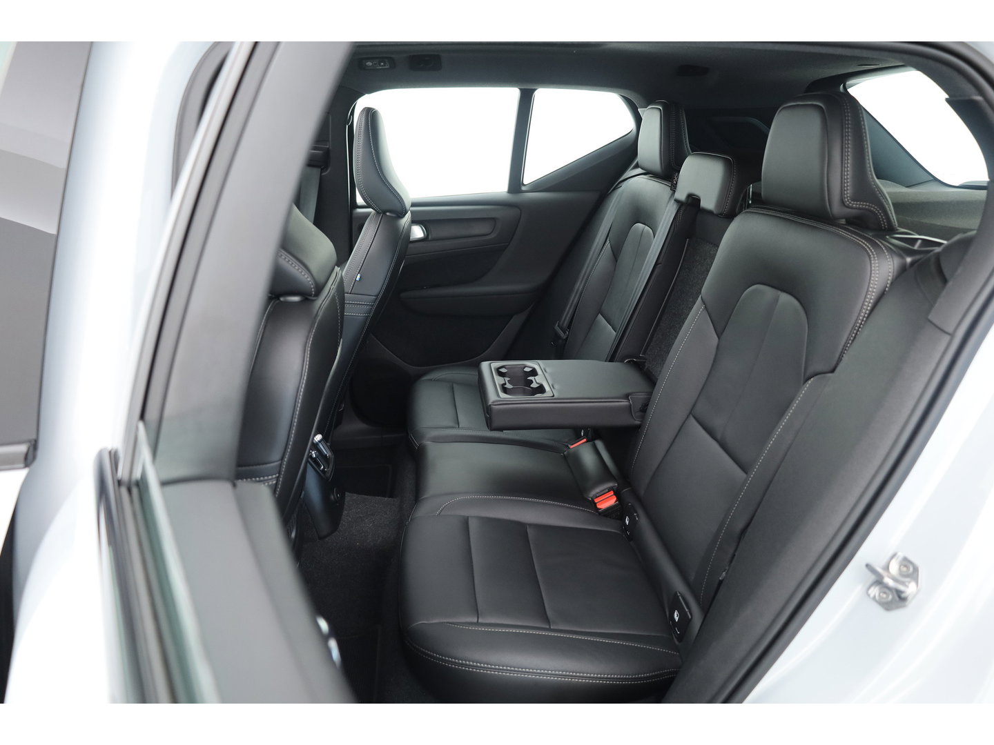 Volvo XC40 1.5 T5 Recharge R-Design | SOH 88.2% | Pano | Trekhaak | Memory | Leder | 360cam | Adapt. Cruise | Stoel-Stuurverw.