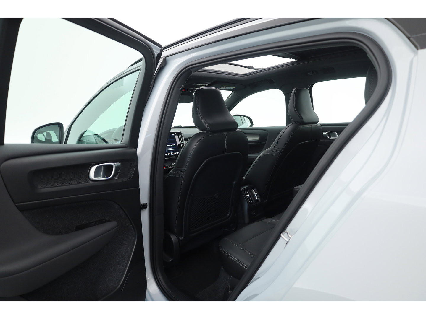 Volvo XC40 1.5 T5 Recharge R-Design | SOH 88.2% | Pano | Trekhaak | Memory | Leder | 360cam | Adapt. Cruise | Stoel-Stuurverw.