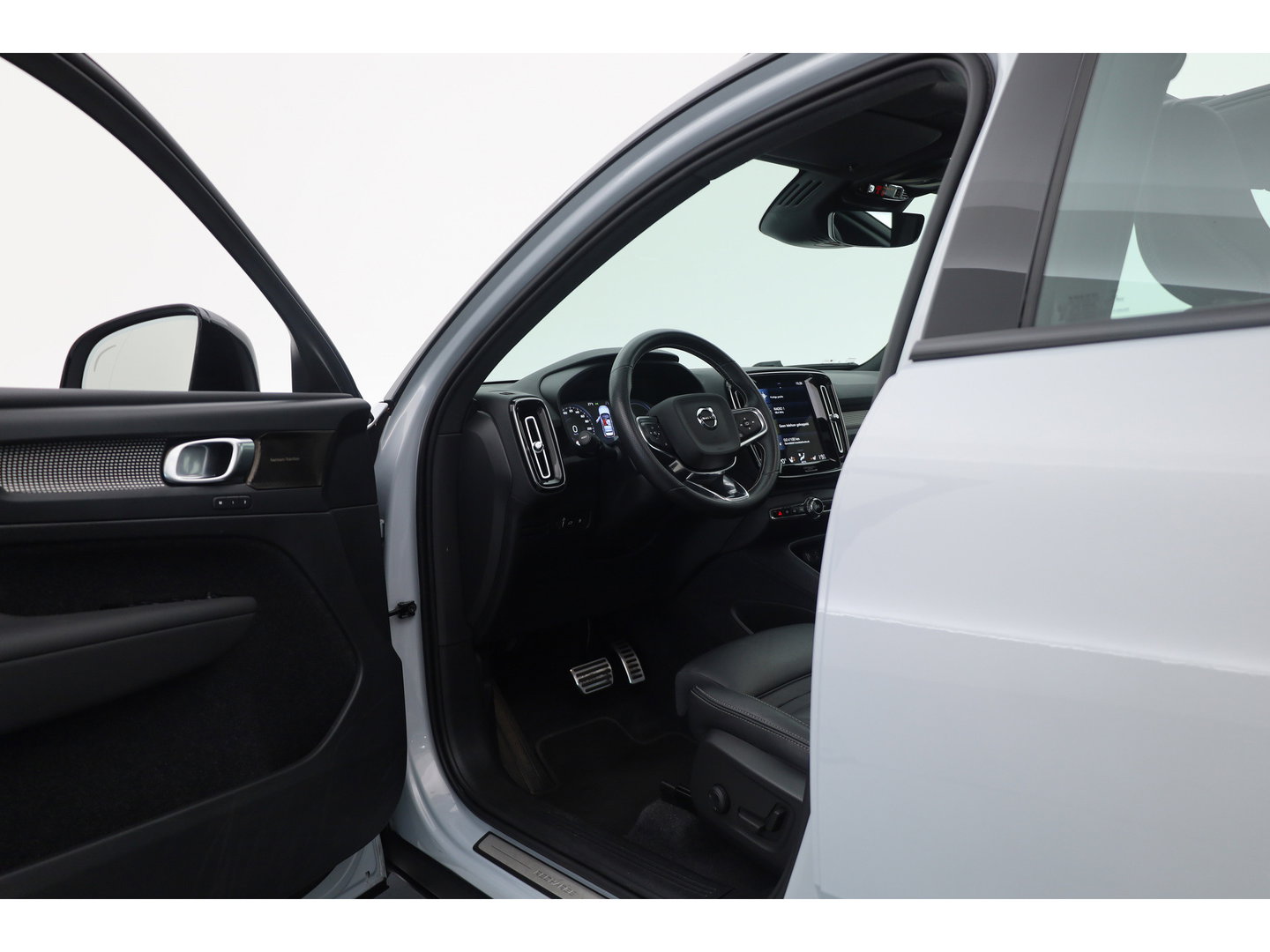 Volvo XC40 1.5 T5 Recharge R-Design | SOH 88.2% | Pano | Trekhaak | Memory | Leder | 360cam | Adapt. Cruise | Stoel-Stuurverw.