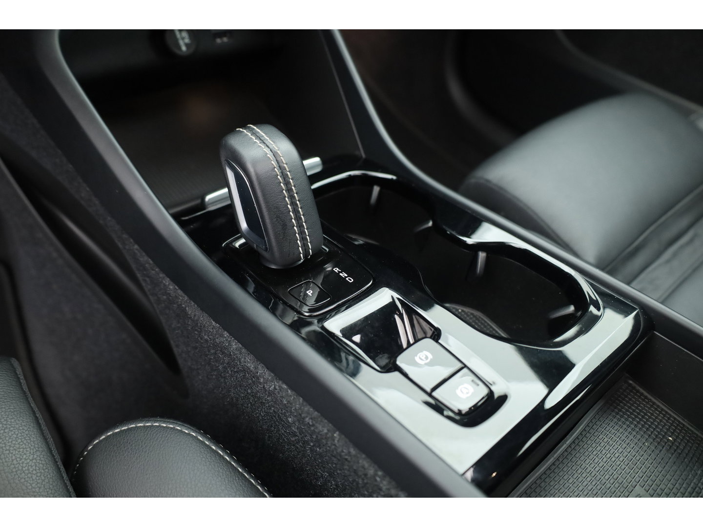 Volvo XC40 1.5 T5 Recharge R-Design | SOH 88.2% | Pano | Trekhaak | Memory | Leder | 360cam | Adapt. Cruise | Stoel-Stuurverw.