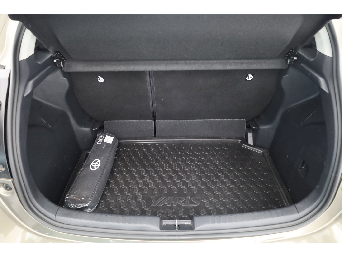 Toyota Yaris 1.5 Hybrid Team D | Apple CarPlay & Android Auto | Achteruitrijcamera | Cruise Control | DAB | Airco | 16"