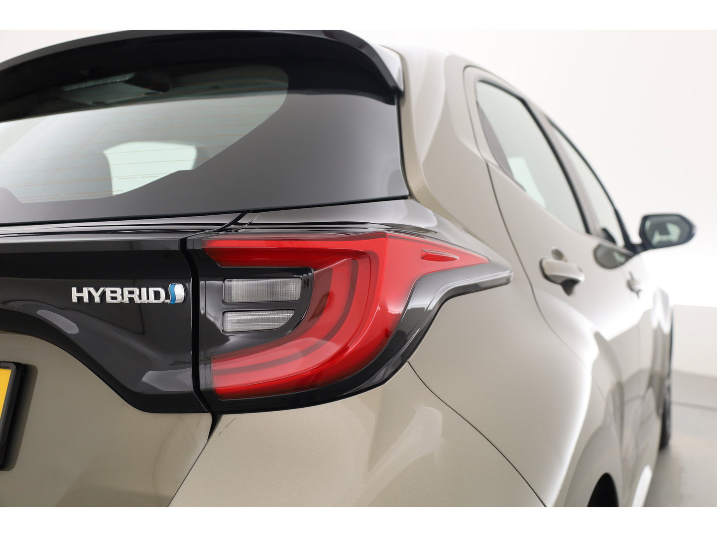 Toyota Yaris 1.5 Hybrid Team D | Apple CarPlay & Android Auto | Achteruitrijcamera | Cruise Control | DAB | Airco | 16"