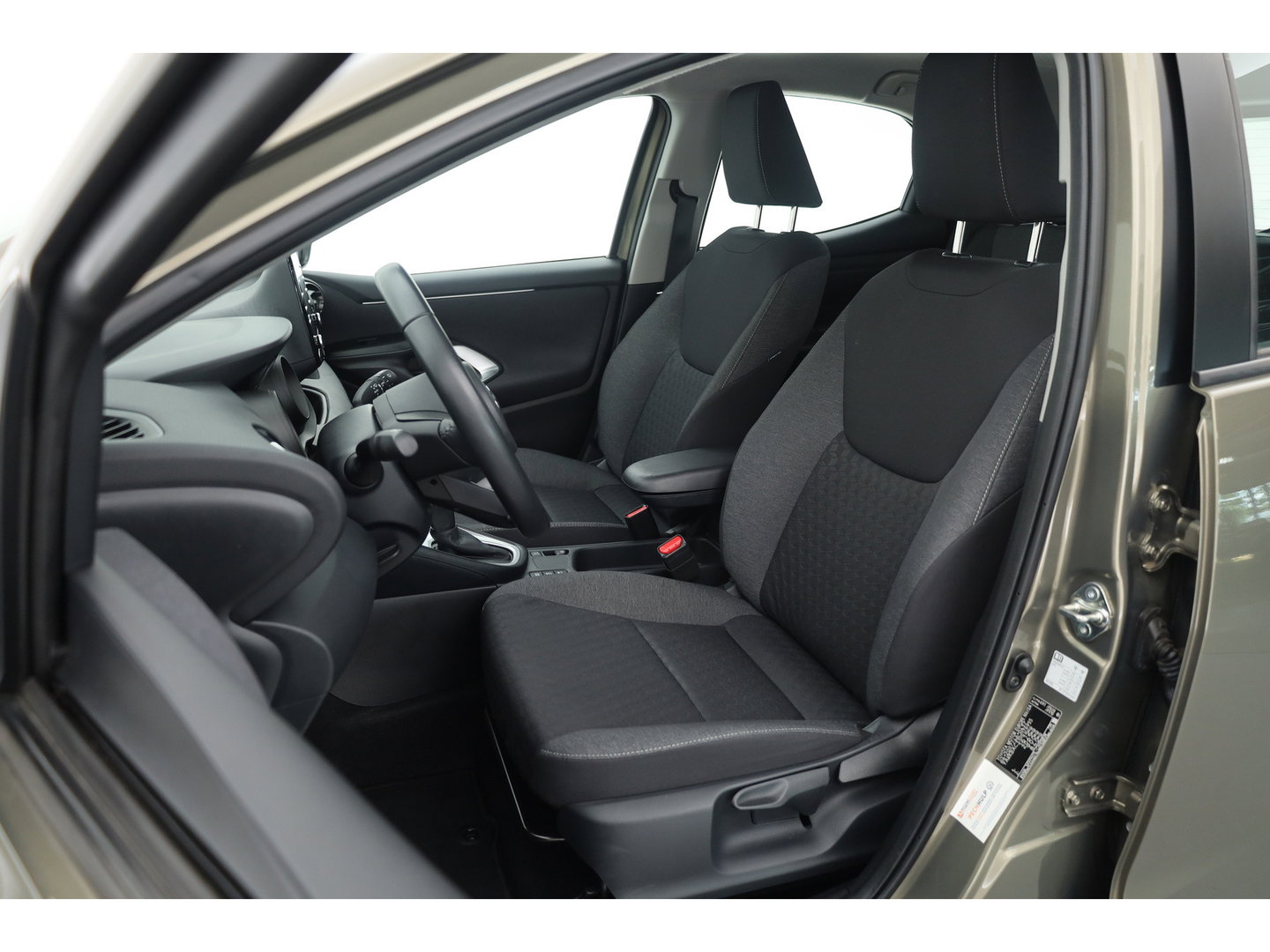 Toyota Yaris 1.5 Hybrid Team D | Apple CarPlay & Android Auto | Achteruitrijcamera | Cruise Control | DAB | Airco | 16"