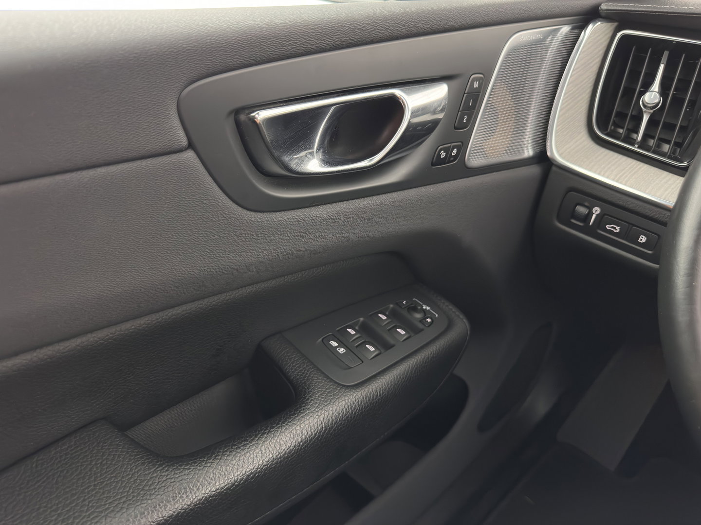 Volvo XC60 2.0 T8 Twin Engine Inscription AWD (Plug-In) *PANO | LEATHER | FULL-LED | BOWERS&WILKINS | MEMORY-PACK | BLINDSPOT | DIGI-COCKPIT | HEATED-COMFORTSEATS | TOPVIEW | NAVI-FULLMAP | ECC | PDC | HEAD-UP |  TOWBAR | 20''ALU *