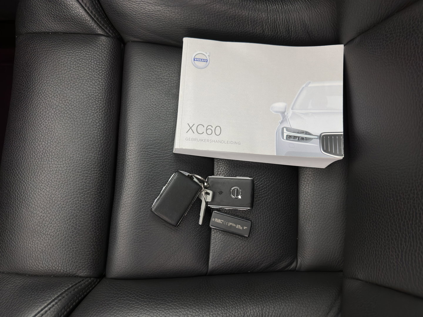Volvo XC60 2.0 T8 Twin Engine Inscription AWD (Plug-In) *PANO | LEATHER | FULL-LED | BOWERS&WILKINS | MEMORY-PACK | BLINDSPOT | DIGI-COCKPIT | HEATED-COMFORTSEATS | TOPVIEW | NAVI-FULLMAP | ECC | PDC | HEAD-UP |  TOWBAR | 20''ALU *