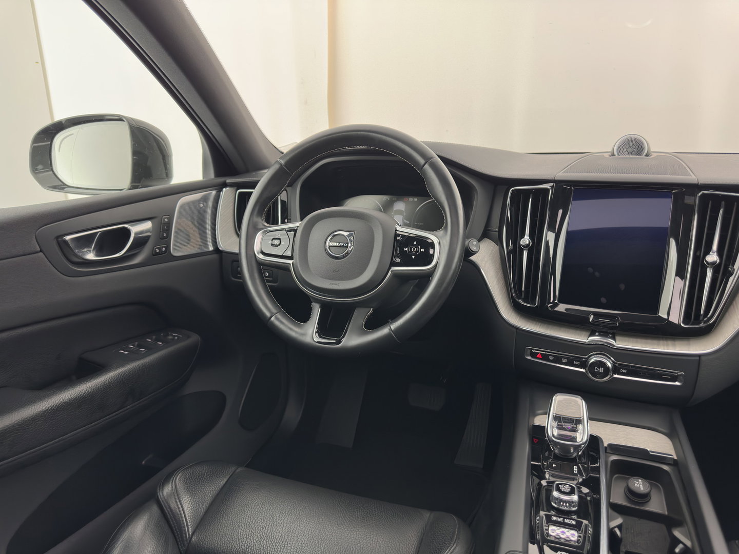 Volvo XC60 2.0 T8 Twin Engine Inscription AWD (Plug-In) *PANO | LEATHER | FULL-LED | BOWERS&WILKINS | MEMORY-PACK | BLINDSPOT | DIGI-COCKPIT | HEATED-COMFORTSEATS | TOPVIEW | NAVI-FULLMAP | ECC | PDC | HEAD-UP |  TOWBAR | 20''ALU *