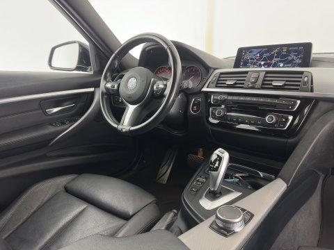 BMW 3 Serie Touring 318d M-Sport Edition Aut. *LEATHER | FULL-LED | HEATED-SPORTSEATS | CAMERA | DIGI-COCKPIT | HIFI-SOUND | NAVI-FULLMAP | ECC | PDC | CRUISE | KEYLESS |  TOWBAR | 17''ALU*