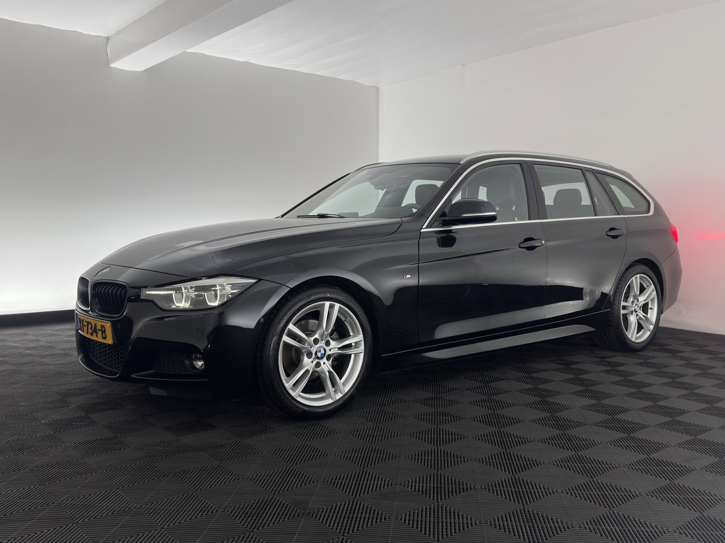 BMW 3 Serie Touring 318d M-Sport Edition Aut. *LEATHER | FULL-LED | HEATED-SPORTSEATS | CAMERA | DIGI-COCKPIT | HIFI-SOUND | NAVI-FULLMAP | ECC | PDC | CRUISE | KEYLESS |  TOWBAR | 17''ALU*