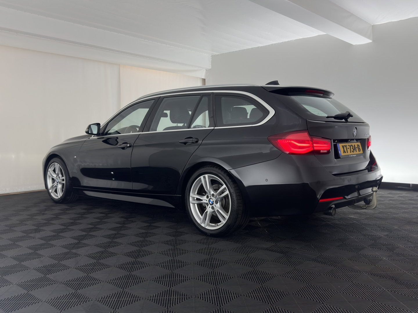 BMW 3 Serie Touring 318d M-Sport Edition Aut. *LEATHER | FULL-LED | HEATED-SPORTSEATS | CAMERA | DIGI-COCKPIT | HIFI-SOUND | NAVI-FULLMAP | ECC | PDC | CRUISE | KEYLESS |  TOWBAR | 17''ALU*