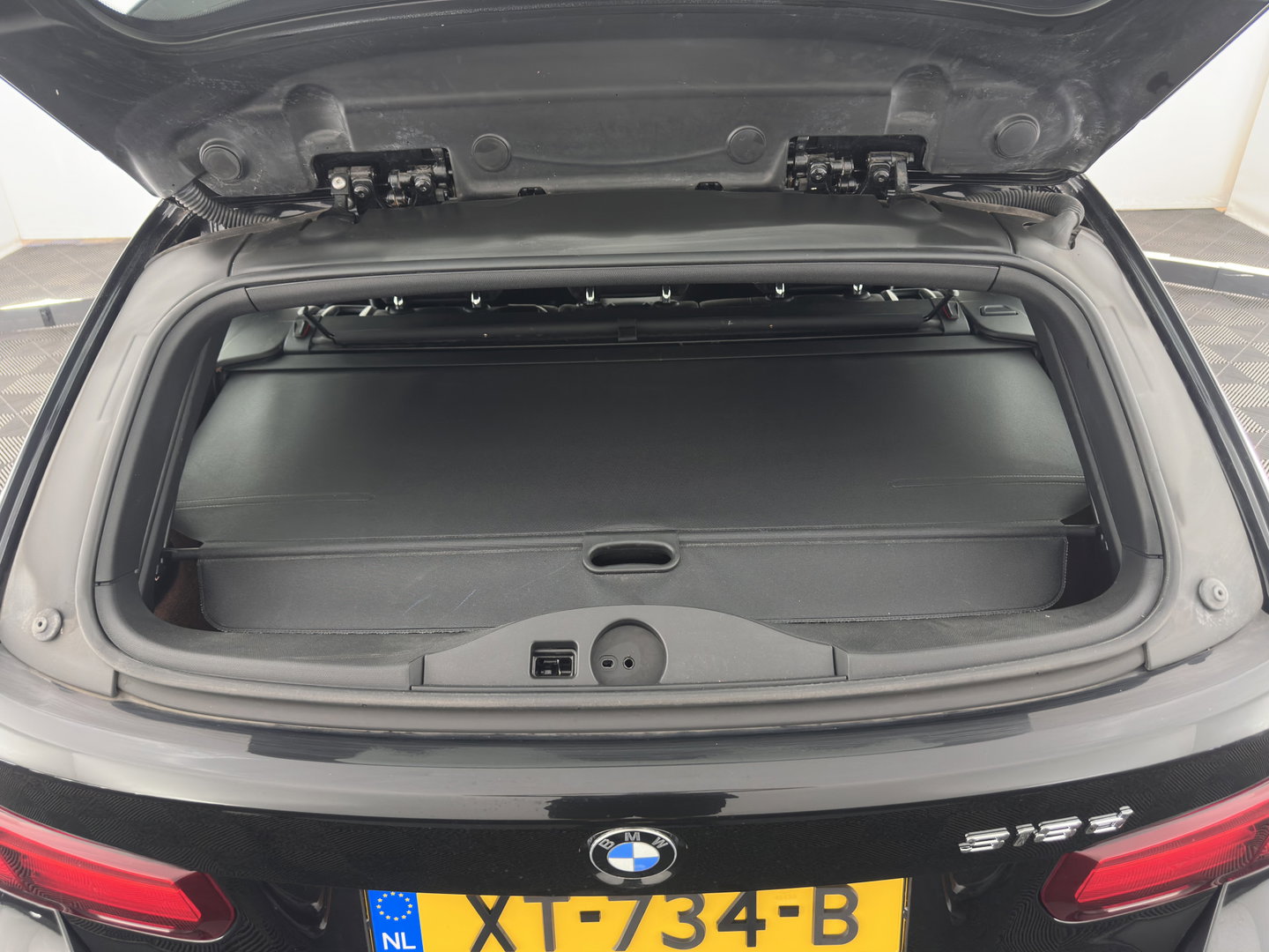 BMW 3 Serie Touring 318d M-Sport Edition Aut. *LEATHER | FULL-LED | HEATED-SPORTSEATS | CAMERA | DIGI-COCKPIT | HIFI-SOUND | NAVI-FULLMAP | ECC | PDC | CRUISE | KEYLESS |  TOWBAR | 17''ALU*
