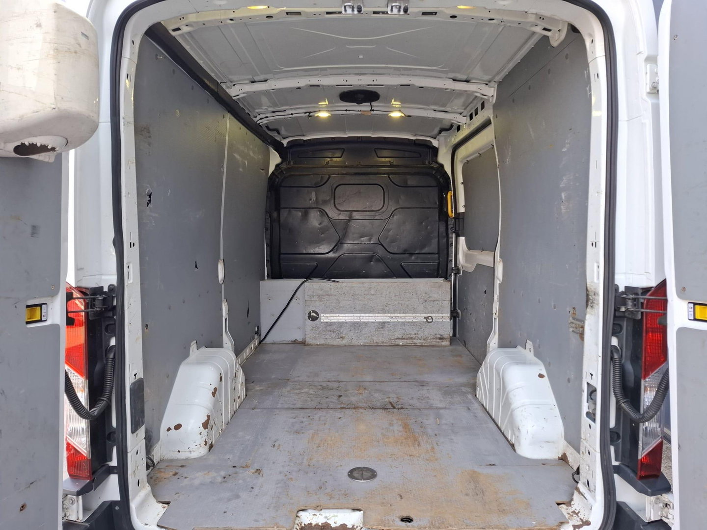 Ford Transit 330 2.0 TDCI L2H2 Trend AIRCO / CRUISE CONTROLE / NAVI / TREKHAAK /  EURO 6