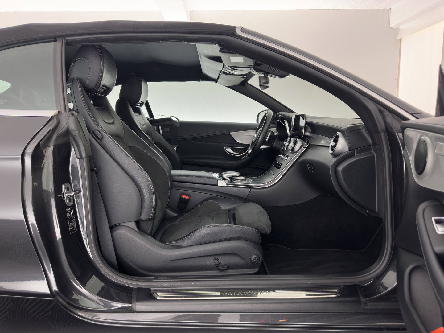 Mercedes-Benz C-Klasse Cabrio 200 AMG Line (INCL-BTW) Aut. *LEATHER-MICROFIBRE | FULL-LED | HEATED-SPORTSEATS | KEYLESS | AIRSCARF | NAVI-FULLMAP | DAB | CAMERA | AMBIENTLIGHT | AIRCAP | ECC | PDC | CRUISE | DRAFT-STOP | 18''ALU