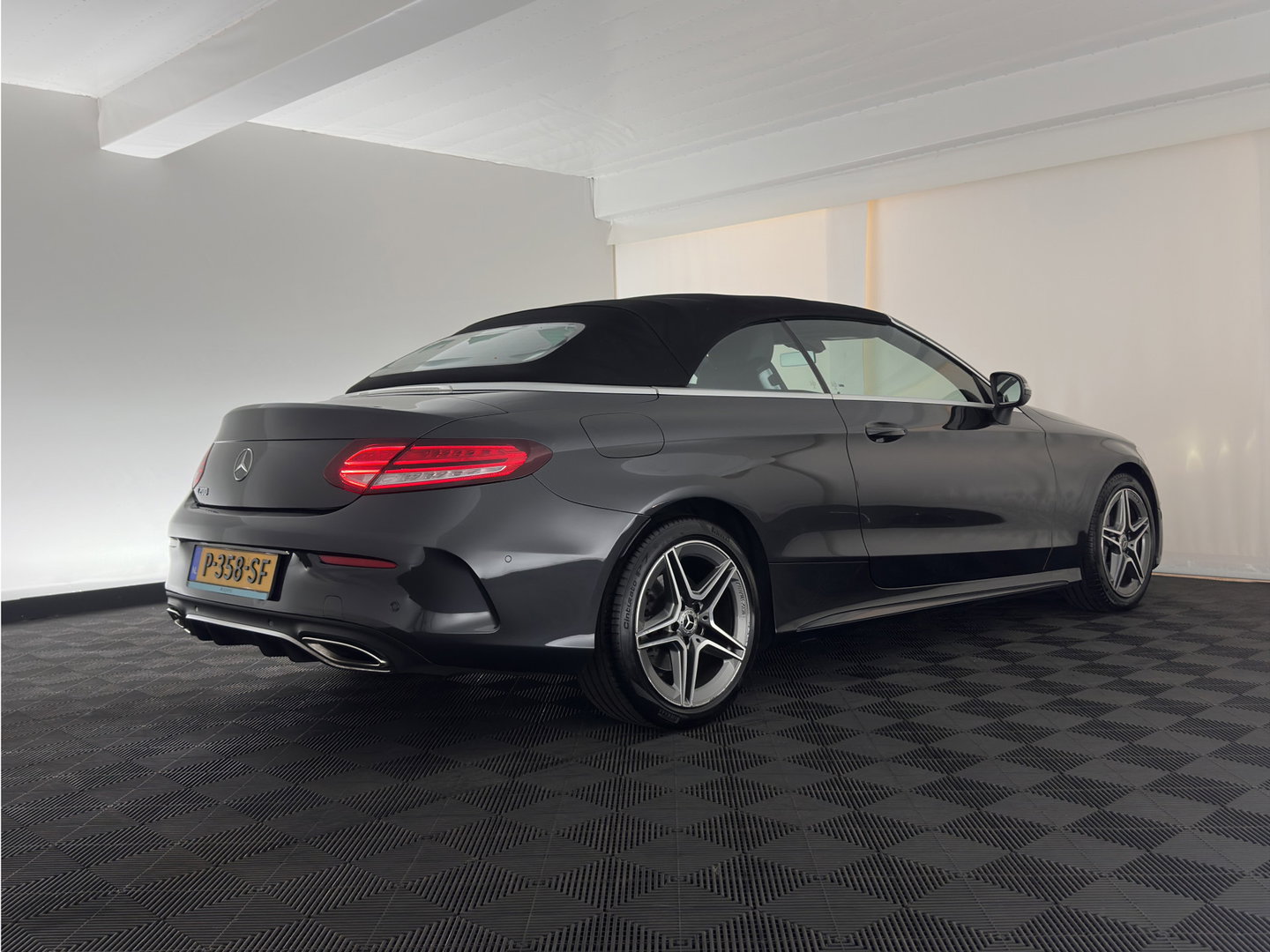 Mercedes-Benz C-Klasse Cabrio 200 AMG Line (INCL-BTW) Aut. *LEATHER-MICROFIBRE | FULL-LED | HEATED-SPORTSEATS | KEYLESS | AIRSCARF | NAVI-FULLMAP | DAB | CAMERA | AMBIENTLIGHT | AIRCAP | ECC | PDC | CRUISE | DRAFT-STOP | 18''ALU