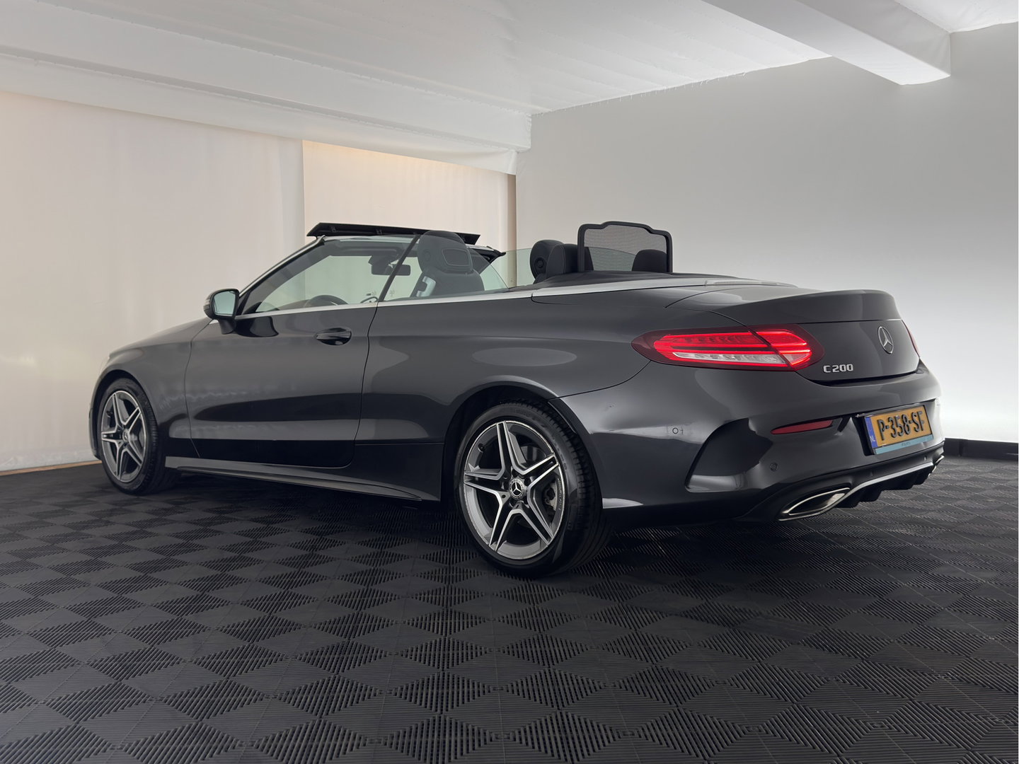 Mercedes-Benz C-Klasse Cabrio 200 AMG Line (INCL-BTW) Aut. *LEATHER-MICROFIBRE | FULL-LED | HEATED-SPORTSEATS | KEYLESS | AIRSCARF | NAVI-FULLMAP | DAB | CAMERA | AMBIENTLIGHT | AIRCAP | ECC | PDC | CRUISE | DRAFT-STOP | 18''ALU
