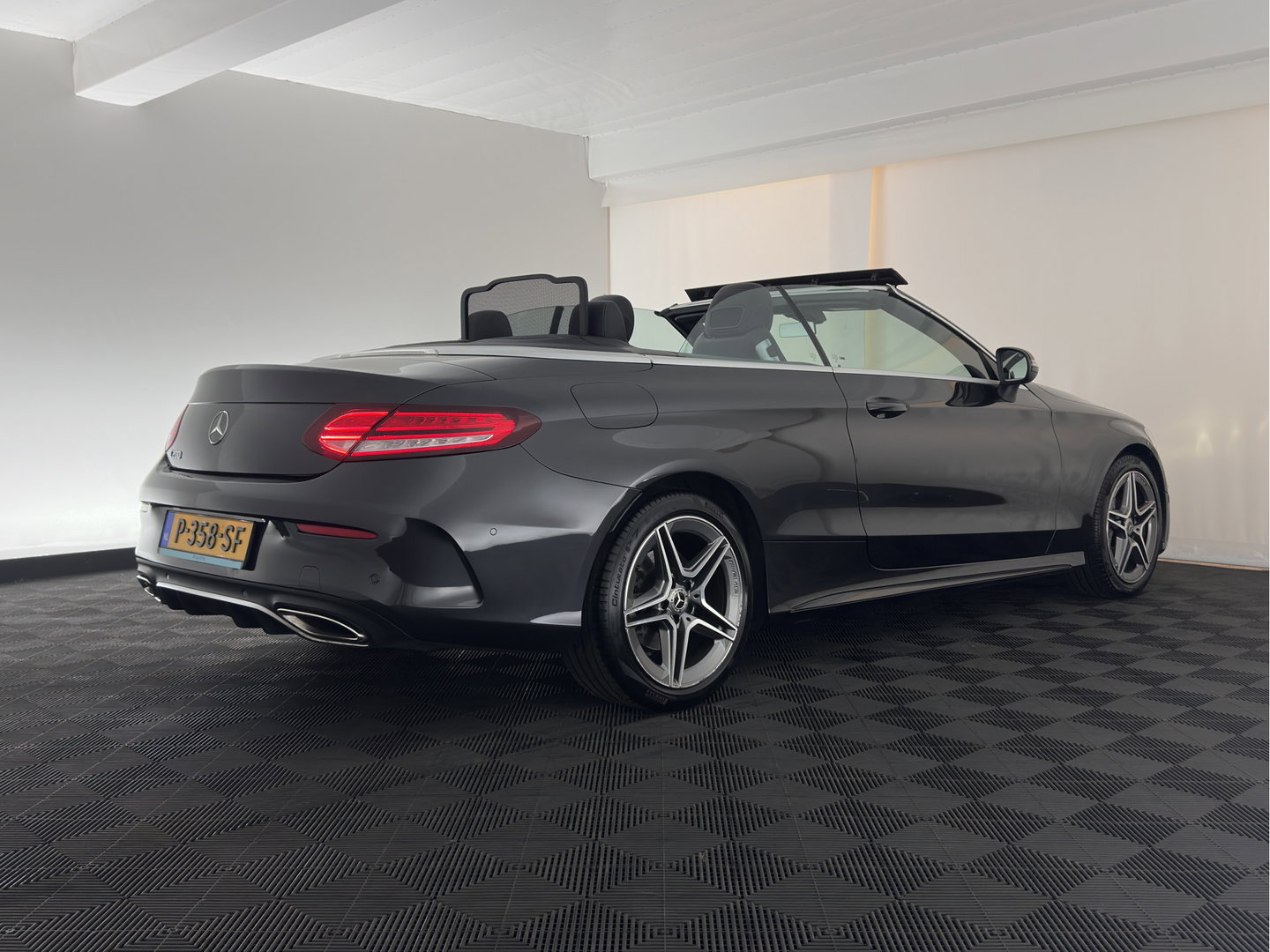 Mercedes-Benz C-Klasse Cabrio 200 AMG Line (INCL-BTW) Aut. *LEATHER-MICROFIBRE | FULL-LED | HEATED-SPORTSEATS | KEYLESS | AIRSCARF | NAVI-FULLMAP | DAB | CAMERA | AMBIENTLIGHT | AIRCAP | ECC | PDC | CRUISE | DRAFT-STOP | 18''ALU