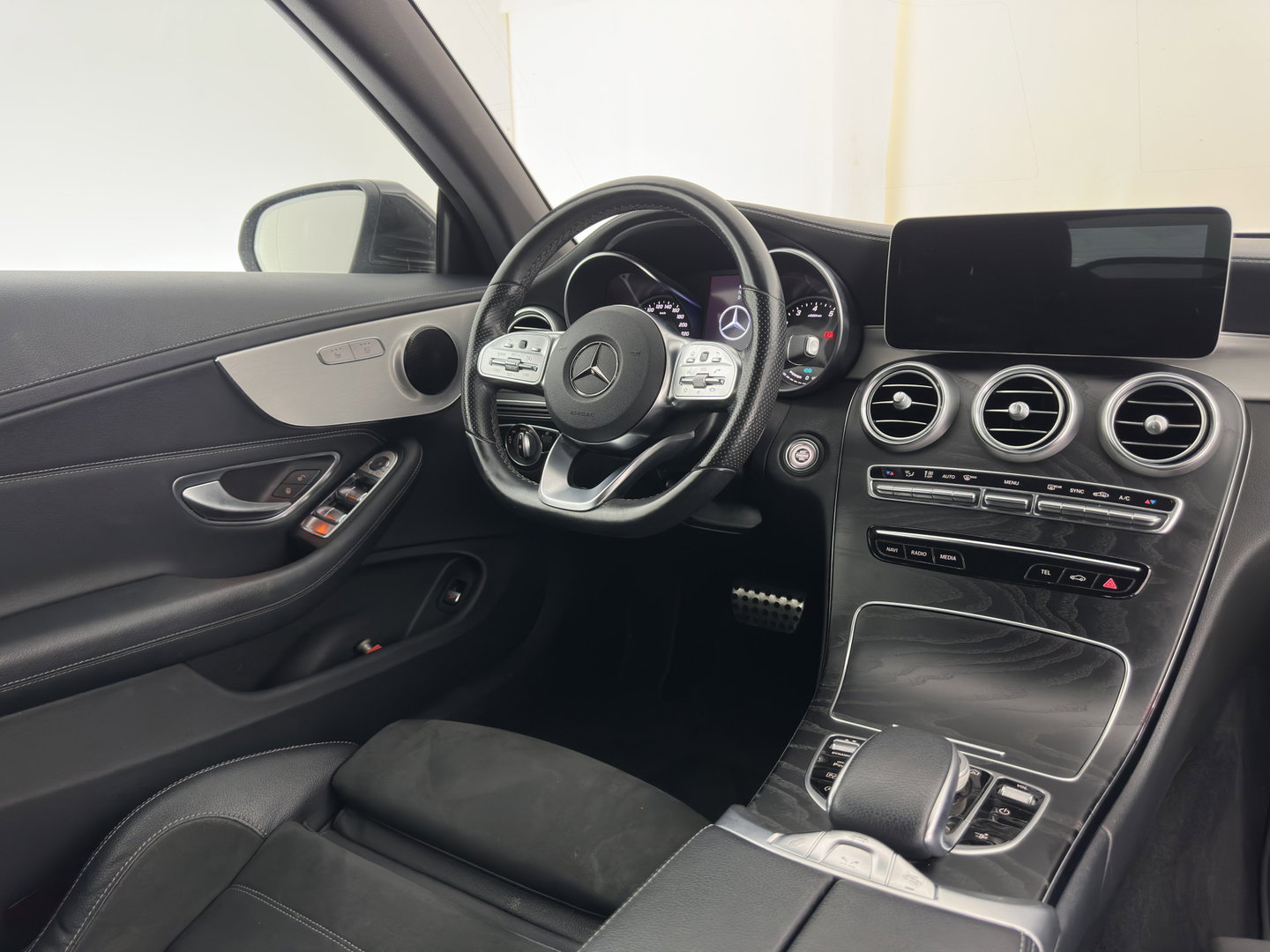 Mercedes-Benz C-Klasse Cabrio 200 AMG Line (INCL-BTW) Aut. *LEATHER-MICROFIBRE | FULL-LED | HEATED-SPORTSEATS | KEYLESS | AIRSCARF | NAVI-FULLMAP | DAB | CAMERA | AMBIENTLIGHT | AIRCAP | ECC | PDC | CRUISE | DRAFT-STOP | 18''ALU