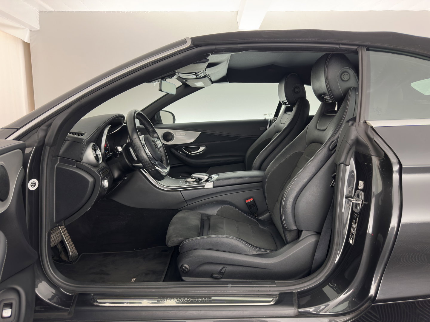 Mercedes-Benz C-Klasse Cabrio 200 AMG Line (INCL-BTW) Aut. *LEATHER-MICROFIBRE | FULL-LED | HEATED-SPORTSEATS | KEYLESS | AIRSCARF | NAVI-FULLMAP | DAB | CAMERA | AMBIENTLIGHT | AIRCAP | ECC | PDC | CRUISE | DRAFT-STOP | 18''ALU