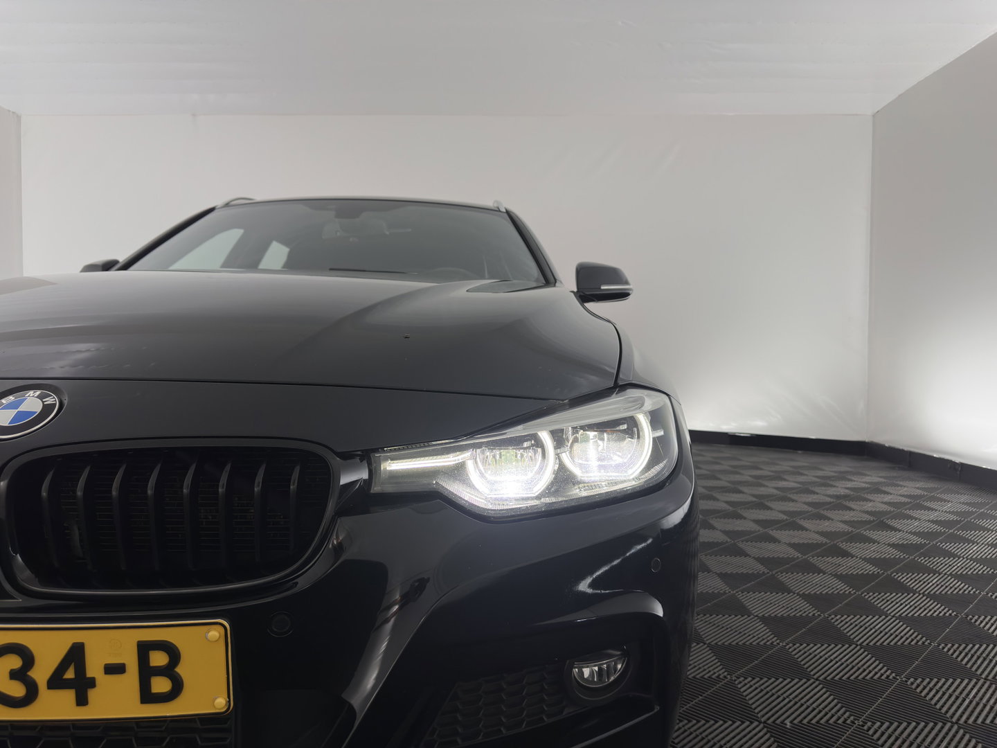 BMW 3 Serie Touring 318d M-Sport Edition Aut. *LEATHER | FULL-LED | HEATED-SPORTSEATS | CAMERA | DIGI-COCKPIT | HIFI-SOUND | NAVI-FULLMAP | ECC | PDC | CRUISE | KEYLESS |  TOWBAR | 17''ALU*