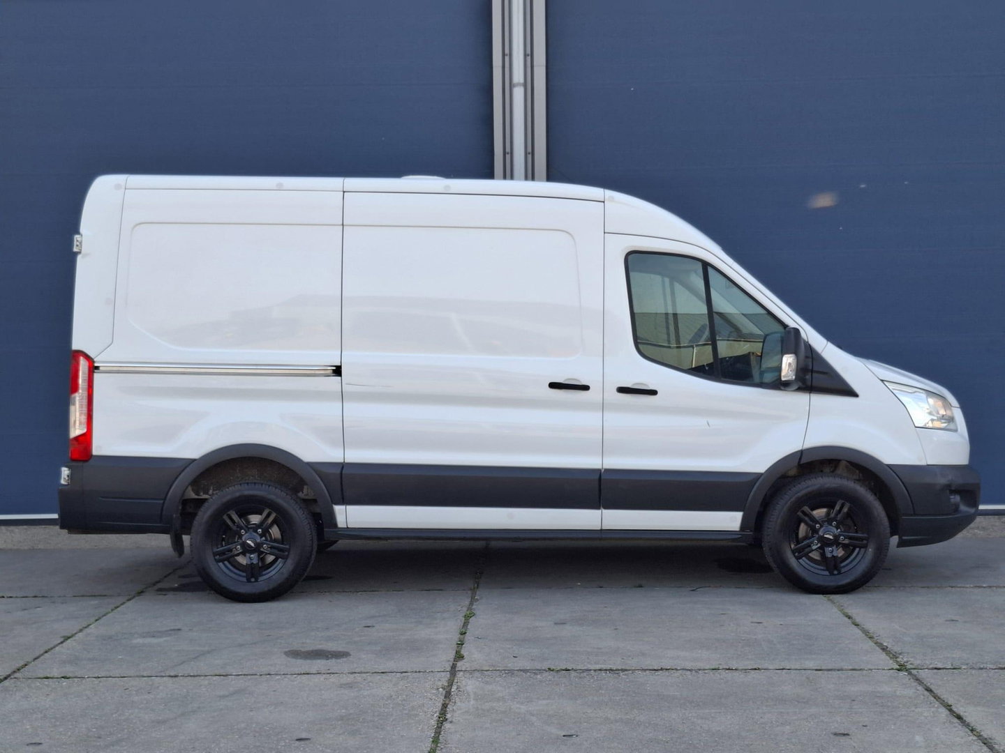Ford Transit 330 2.0 TDCI L2H2 Trend AIRCO / CRUISE CONTROLE / NAVI / TREKHAAK /  EURO 6