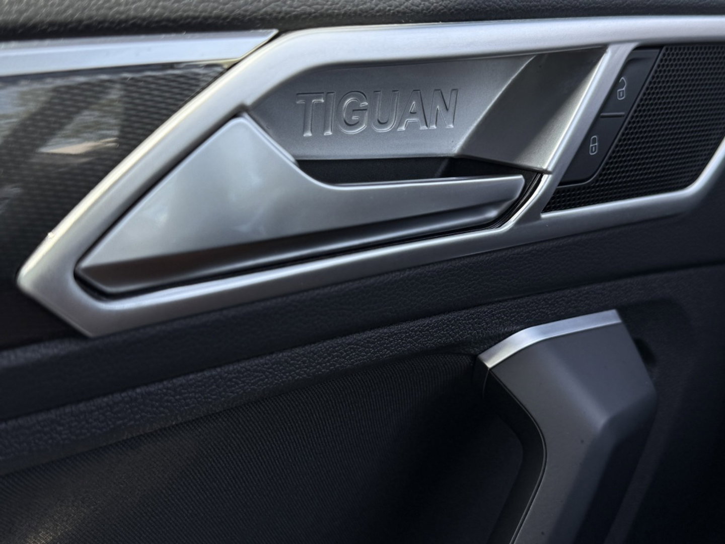 Volkswagen Tiguan 2.0 TSI 4-Motion 180 PK / R-Line / RNS / LED