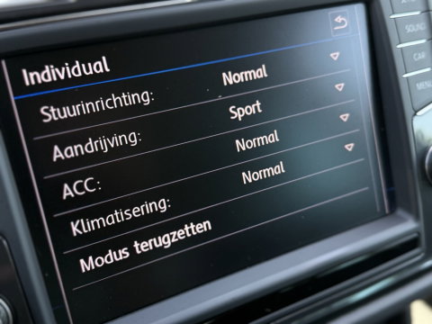 Volkswagen Tiguan 2.0 TSI 4-Motion 180 PK / R-Line / RNS / LED