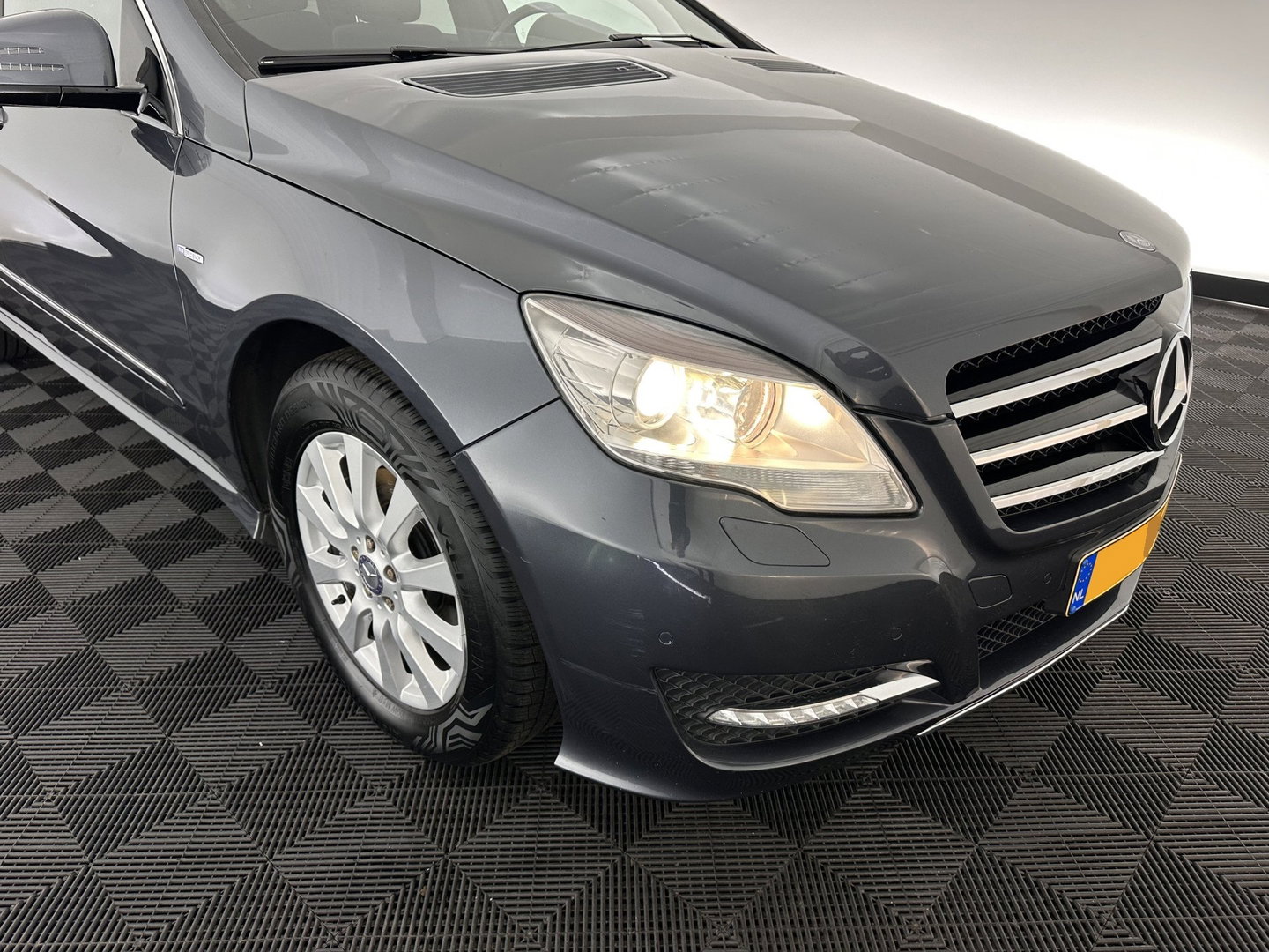 Mercedes-Benz R-Klasse 300 CDI BlueEFFICIENCY Prestige [ 7-Pers. ] Aut. *PANO | LEATHER-MICROFIBRE | XENON | BLINDSPOT | COMFORTSEATS | NAVI-FULLMAP | CAMERA | SHIFTPADDLES | PRIVACY-GLASS | ECC | PDC | CRUISE | 18''ALU*