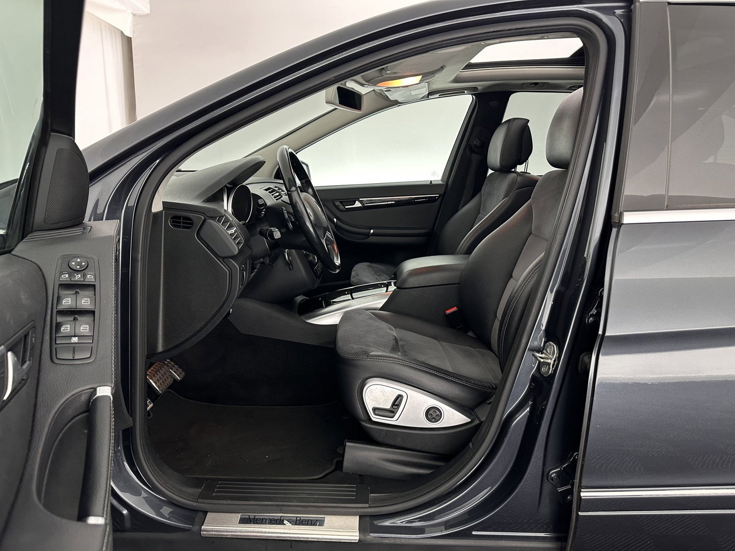 Mercedes-Benz R-Klasse 300 CDI BlueEFFICIENCY Prestige [ 7-Pers. ] Aut. *PANO | LEATHER-MICROFIBRE | XENON | BLINDSPOT | COMFORTSEATS | NAVI-FULLMAP | CAMERA | SHIFTPADDLES | PRIVACY-GLASS | ECC | PDC | CRUISE | 18''ALU*