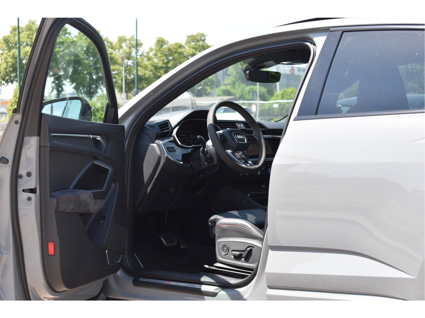 Audi Q3 Sportback TFSI RS 400pk Assist.pakket | Miltec | Nardo grey | Open dak | 360 gr.camera | Keyless | Full LED | Historie | ABT |