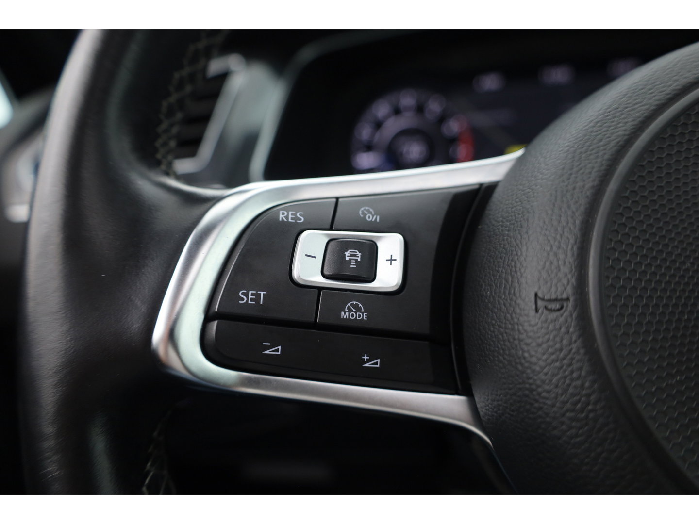 Volkswagen Tiguan 1.4 TSI R-line | Dig. Cockpit | Pano | Trekhaak | Adapt. Cruise | Keyless | 360cam | Stoelverw. |