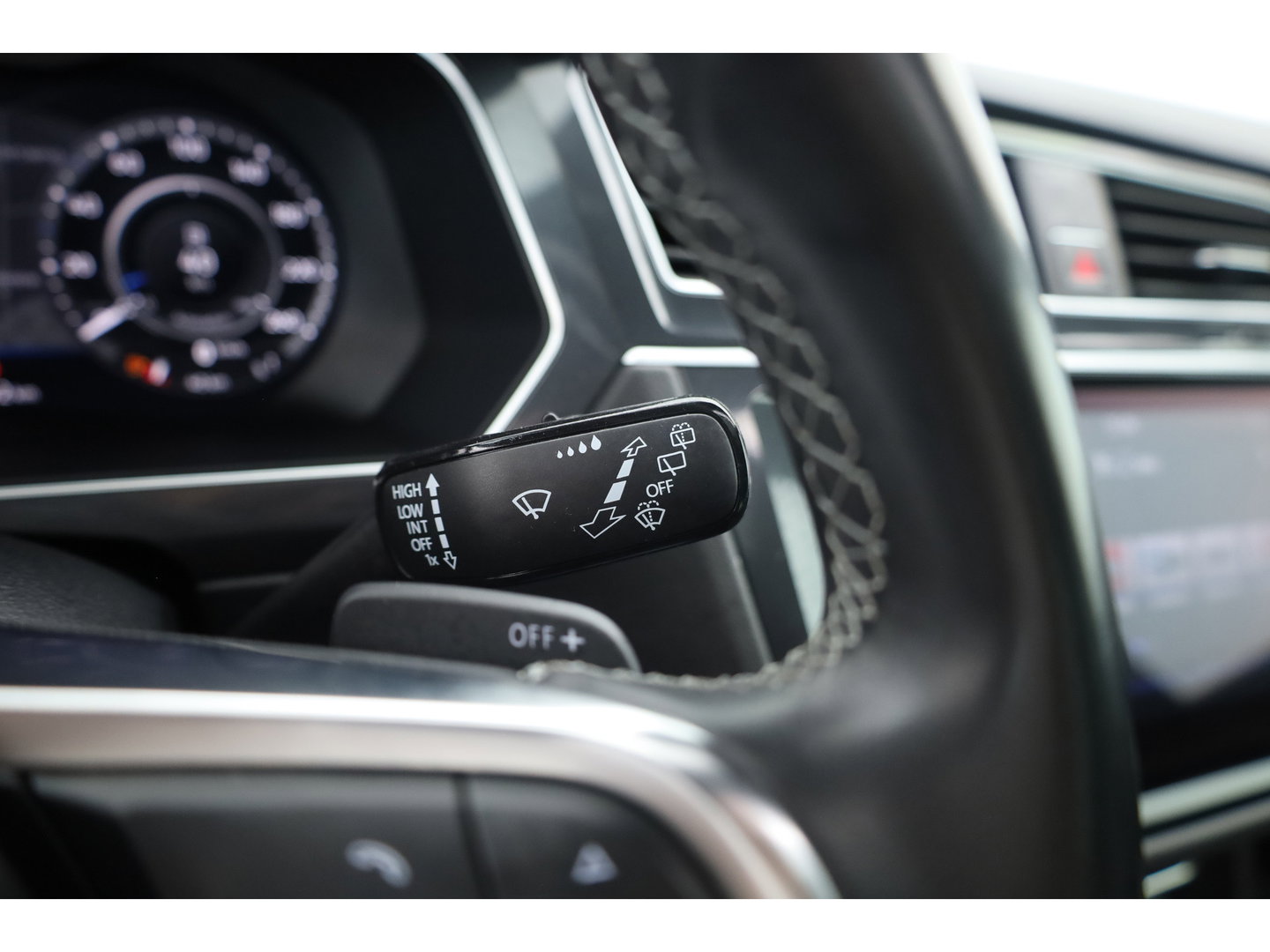 Volkswagen Tiguan 1.4 TSI R-line | Dig. Cockpit | Pano | Trekhaak | Adapt. Cruise | Keyless | 360cam | Stoelverw. |