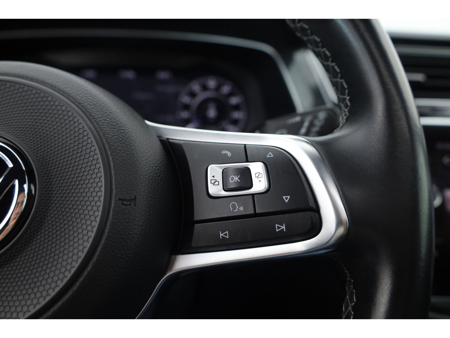 Volkswagen Tiguan 1.4 TSI R-line | Dig. Cockpit | Pano | Trekhaak | Adapt. Cruise | Keyless | 360cam | Stoelverw. |