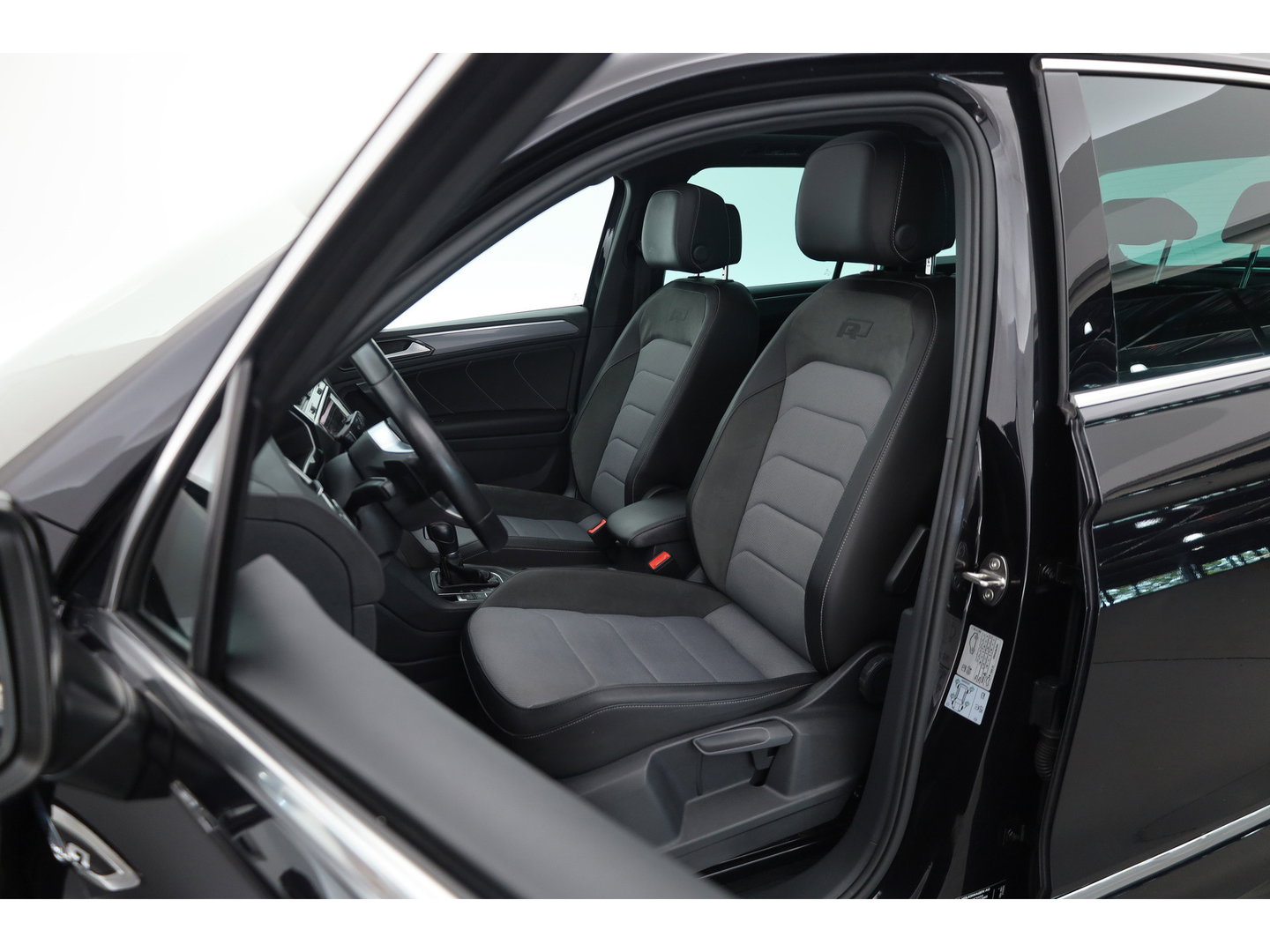 Volkswagen Tiguan 1.4 TSI R-line | Dig. Cockpit | Pano | Trekhaak | Adapt. Cruise | Keyless | 360cam | Stoelverw. |