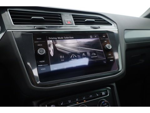 Volkswagen Tiguan 1.4 TSI R-line | Dig. Cockpit | Pano | Trekhaak | Adapt. Cruise | Keyless | 360cam | Stoelverw. |