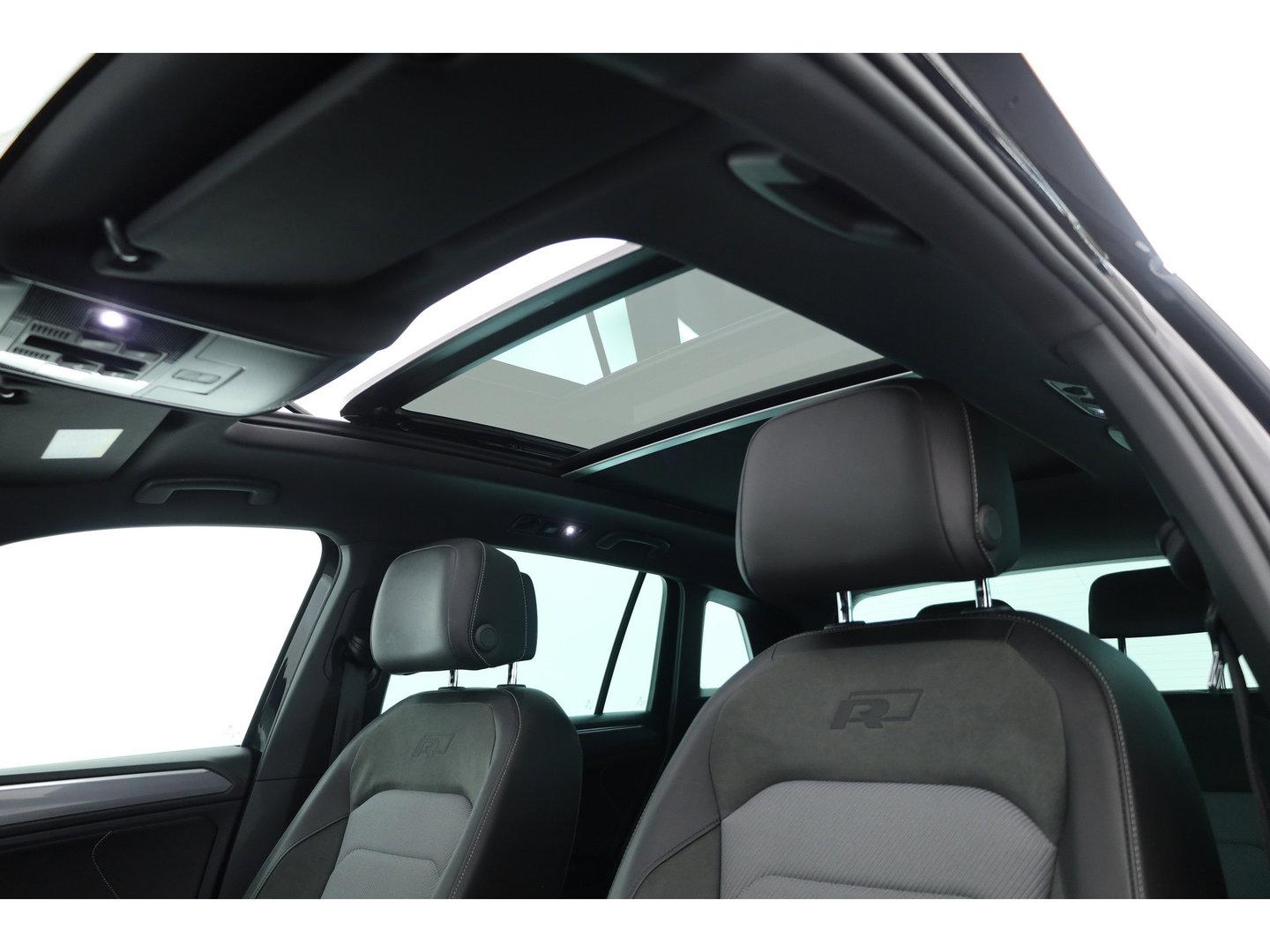 Volkswagen Tiguan 1.4 TSI R-line | Dig. Cockpit | Pano | Trekhaak | Adapt. Cruise | Keyless | 360cam | Stoelverw. |