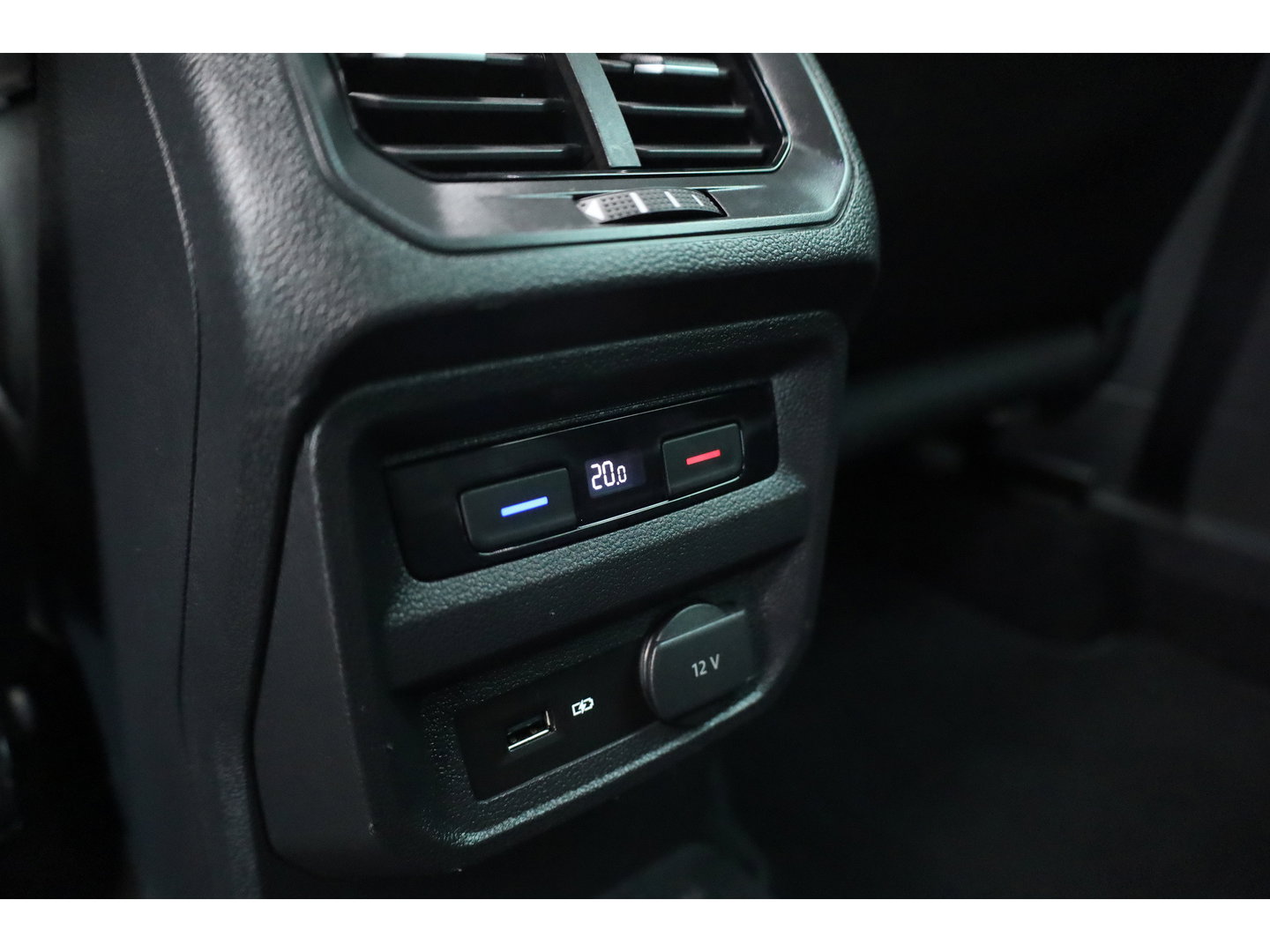 Volkswagen Tiguan 1.4 TSI R-line | Dig. Cockpit | Pano | Trekhaak | Adapt. Cruise | Keyless | 360cam | Stoelverw. |