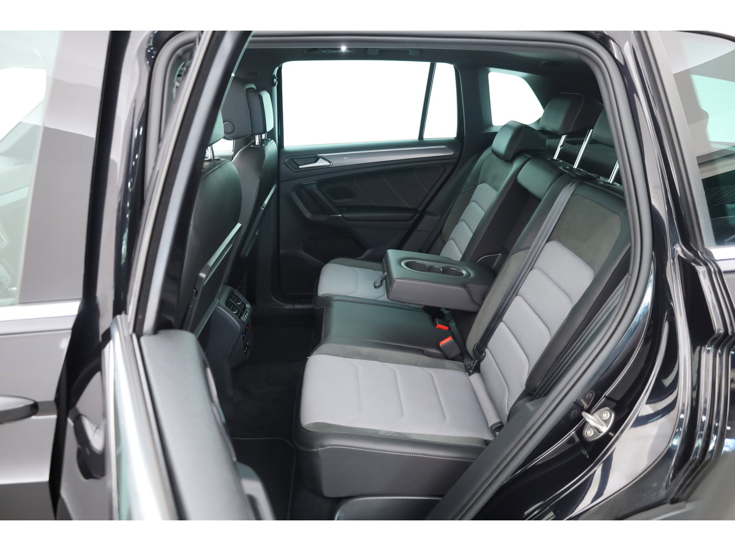 Volkswagen Tiguan 1.4 TSI R-line | Dig. Cockpit | Pano | Trekhaak | Adapt. Cruise | Keyless | 360cam | Stoelverw. |