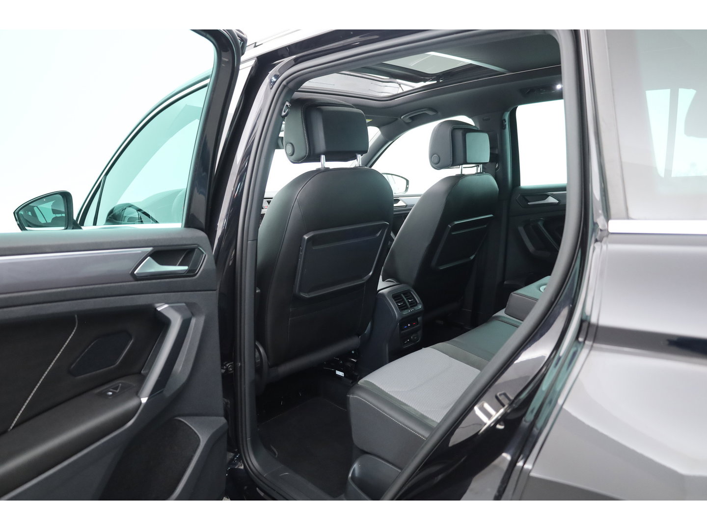 Volkswagen Tiguan 1.4 TSI R-line | Dig. Cockpit | Pano | Trekhaak | Adapt. Cruise | Keyless | 360cam | Stoelverw. |