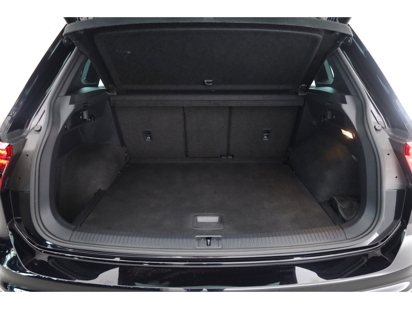 Volkswagen Tiguan 1.4 TSI R-line | Dig. Cockpit | Pano | Trekhaak | Adapt. Cruise | Keyless | 360cam | Stoelverw. |
