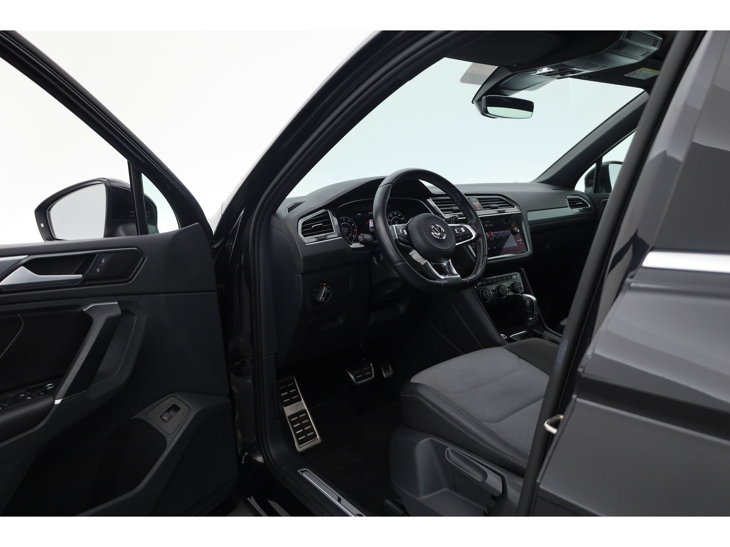 Volkswagen Tiguan 1.4 TSI R-line | Dig. Cockpit | Pano | Trekhaak | Adapt. Cruise | Keyless | 360cam | Stoelverw. |