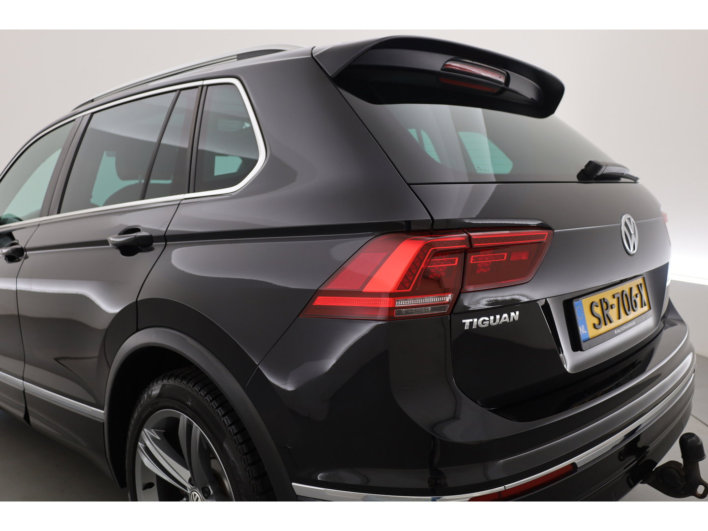 Volkswagen Tiguan 1.4 TSI R-line | Dig. Cockpit | Pano | Trekhaak | Adapt. Cruise | Keyless | 360cam | Stoelverw. |