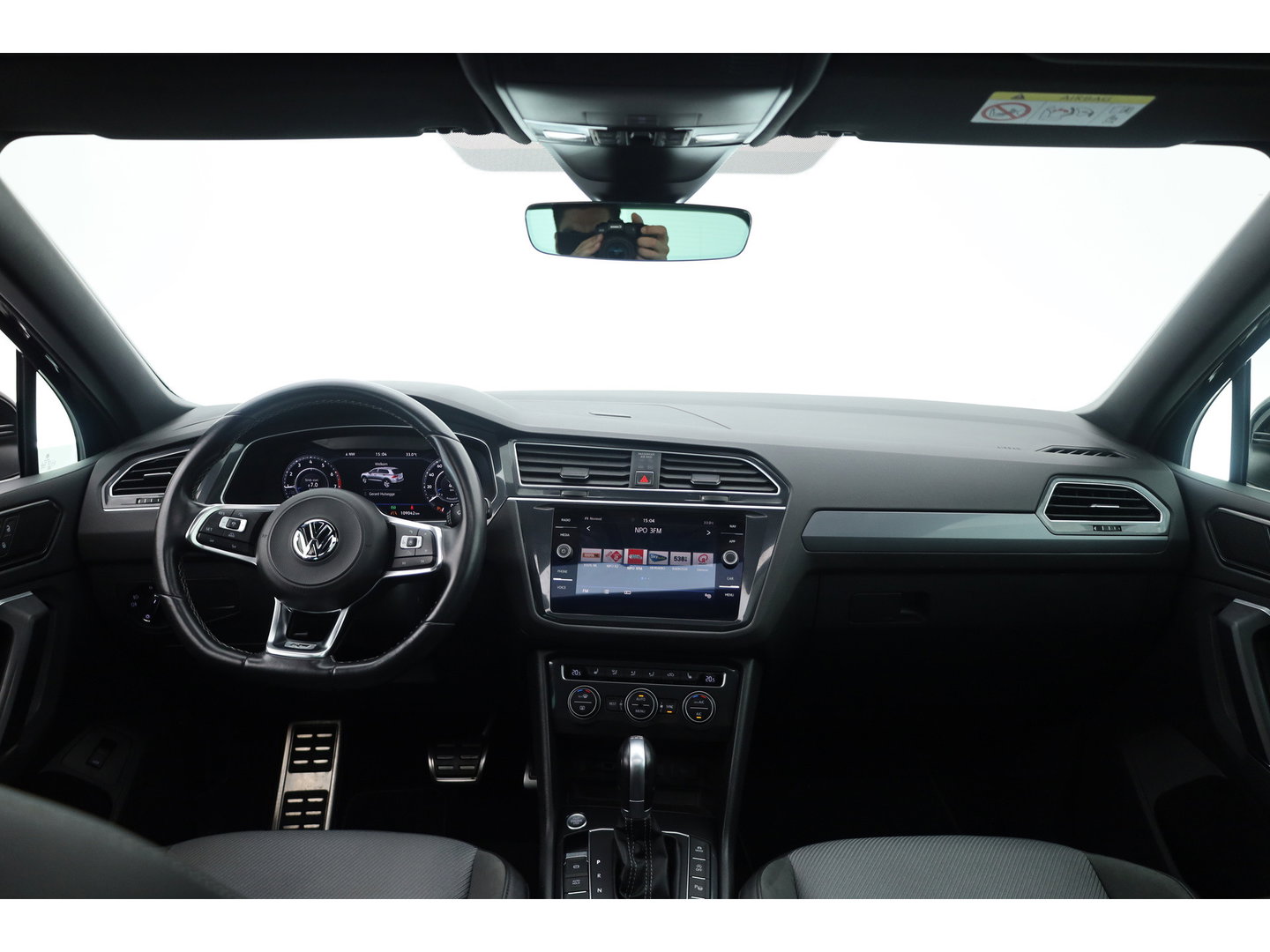 Volkswagen Tiguan 1.4 TSI R-line | Dig. Cockpit | Pano | Trekhaak | Adapt. Cruise | Keyless | 360cam | Stoelverw. |