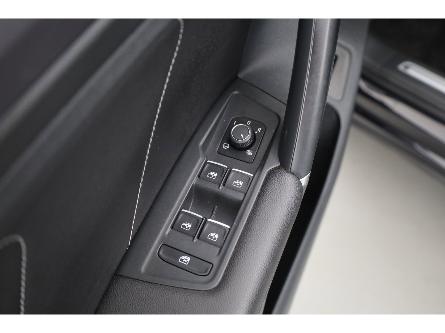 Volkswagen Tiguan 1.4 TSI R-line | Dig. Cockpit | Pano | Trekhaak | Adapt. Cruise | Keyless | 360cam | Stoelverw. |