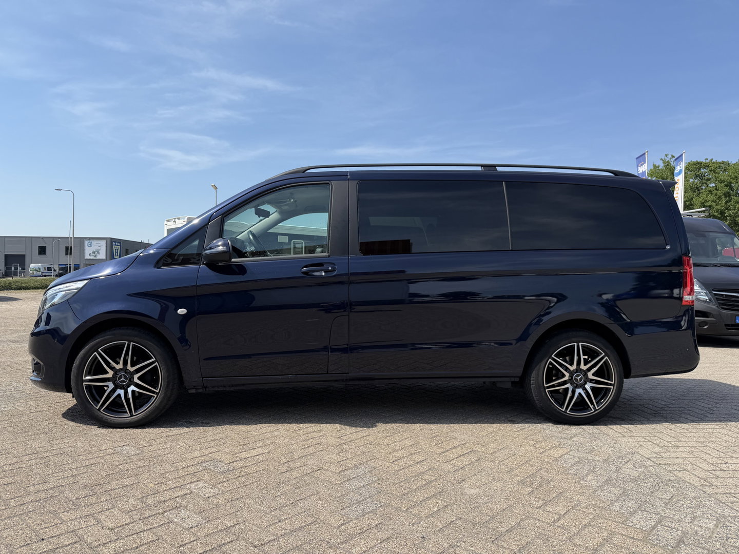 Mercedes-Benz Vito 114 CDI automaat L2H1 DC 5 persoons / euro 6 / bpm vrij / vaste prijs rijklaar € 28.950 ex btw / lease vanaf € 473 / leer / camera / cruise en climate control / navigatie / trekhaak !