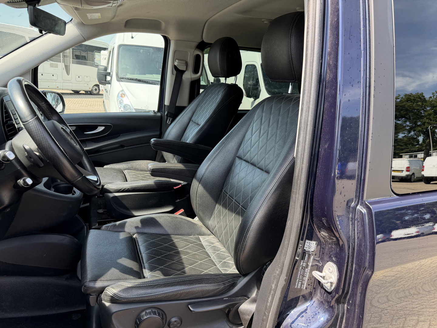 Mercedes-Benz Vito 114 CDI automaat L2H1 DC 5 persoons / euro 6 / bpm vrij / vaste prijs rijklaar € 28.950 ex btw / lease vanaf € 473 / leer / camera / cruise en climate control / navigatie / trekhaak !