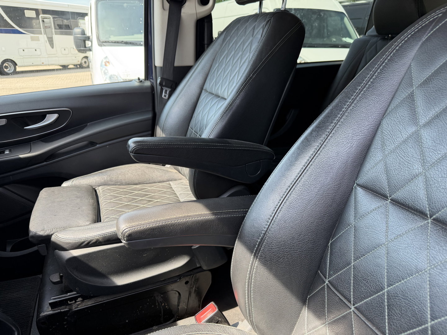 Mercedes-Benz Vito 114 CDI automaat L2H1 DC 5 persoons / euro 6 / bpm vrij / vaste prijs rijklaar € 28.950 ex btw / lease vanaf € 473 / leer / camera / cruise en climate control / navigatie / trekhaak !