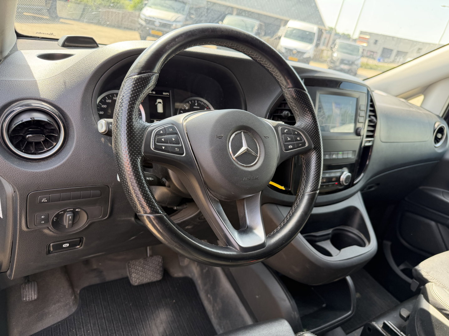 Mercedes-Benz Vito 114 CDI automaat L2H1 DC 5 persoons / euro 6 / bpm vrij / vaste prijs rijklaar € 28.950 ex btw / lease vanaf € 473 / leer / camera / cruise en climate control / navigatie / trekhaak !